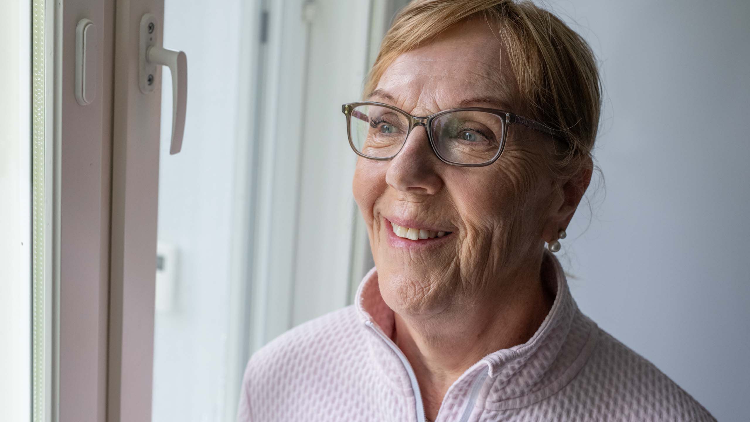 Kaihileikattu Kristina katselee ikkunasta ulos